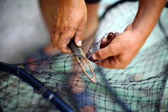 reparación-de-una-red-de-pesca-45049155